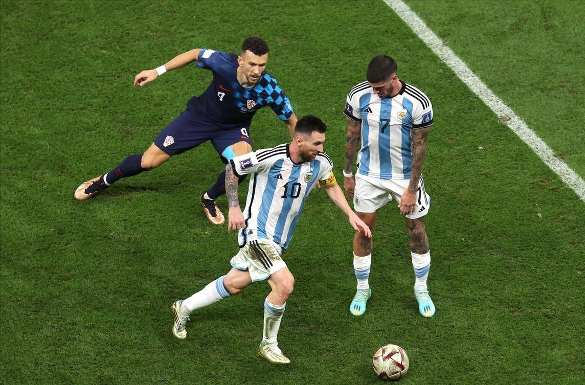 星空体育中国官网-阿根廷中场传球创造良机，帮助球队反扳比分