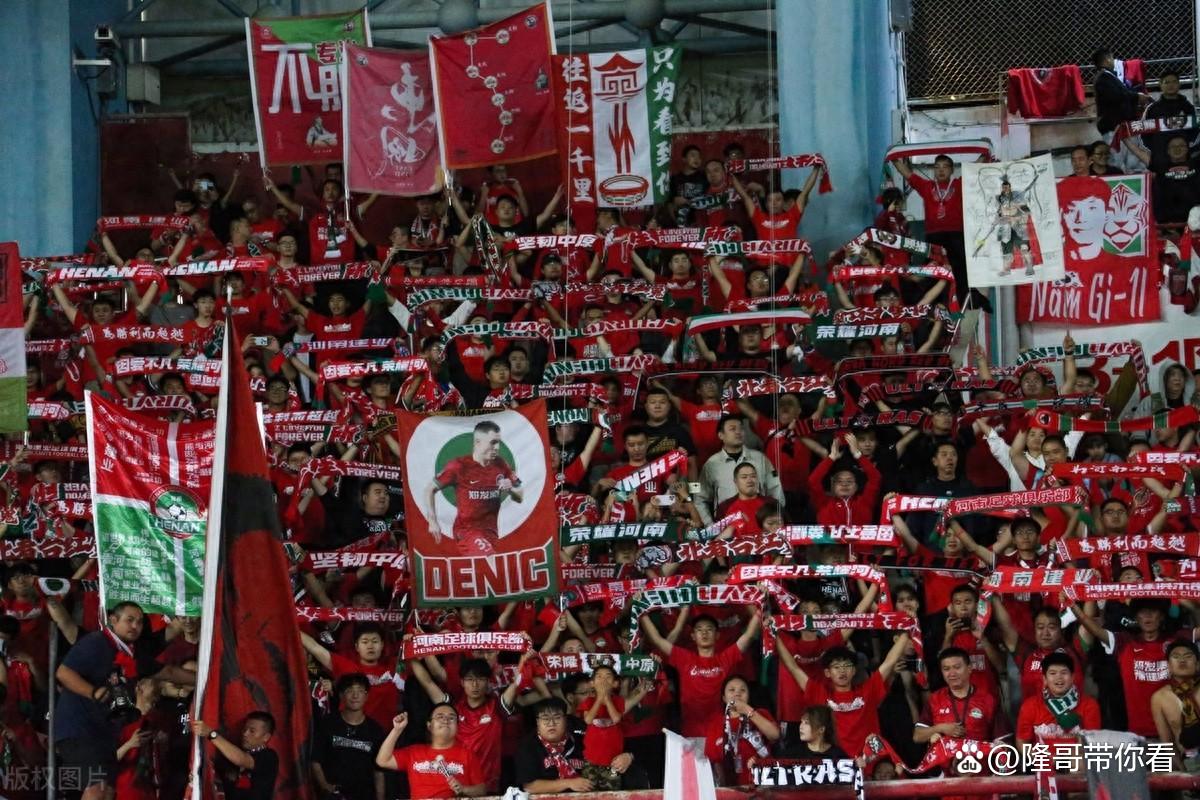 联赛比赛氛围热烈,球队及球迷一同助威 联赛比赛氛围热烈,球队及球迷一同助威