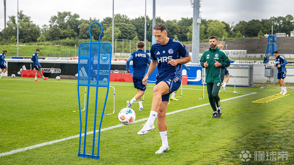 沙尔克将在对阵汉诺威的比赛中力争上游的简单介绍 沙尔克将在对阵汉诺威的比赛中力争上游的简单介绍