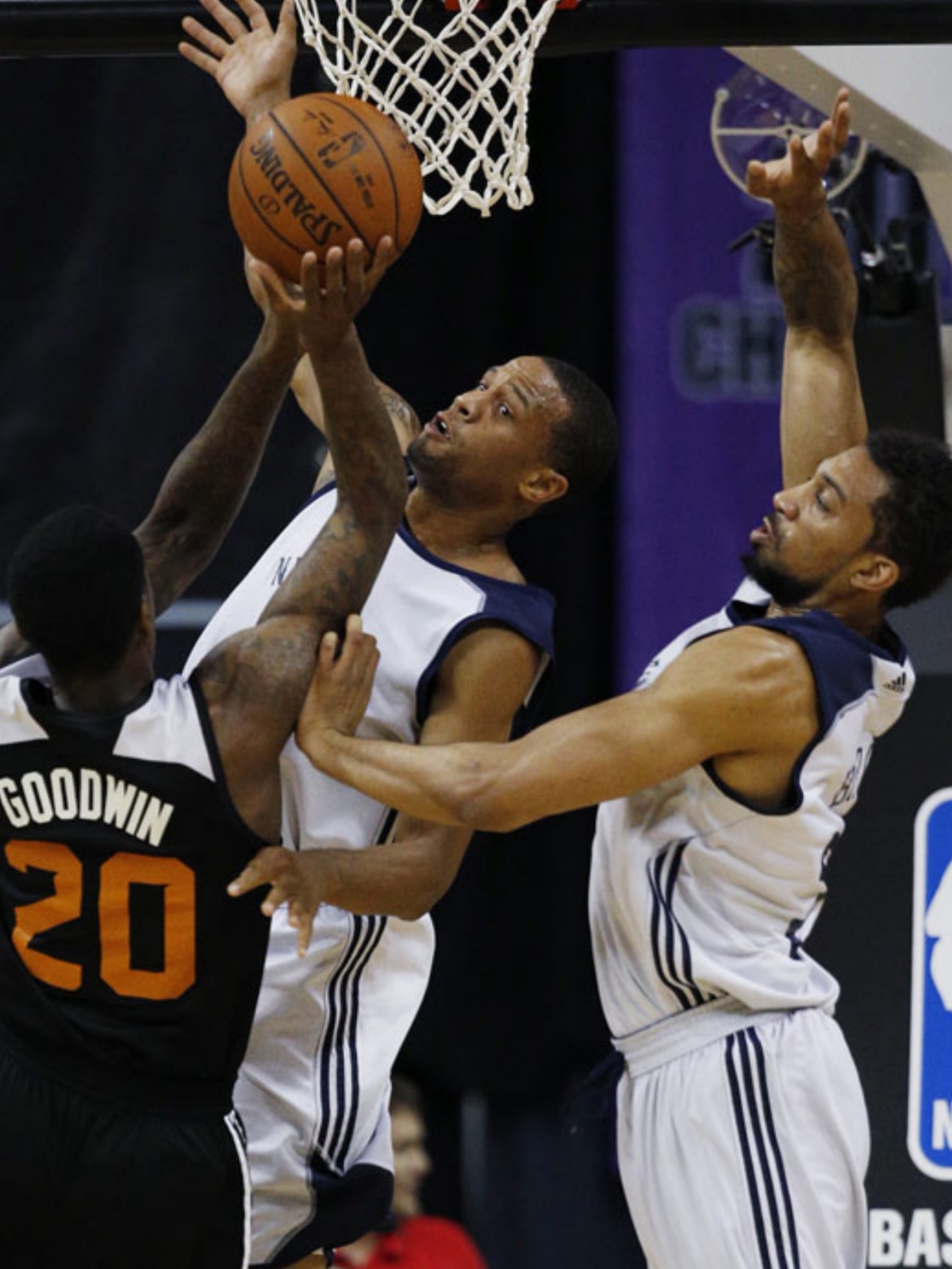 雷霆队挑战马刺队,两队将在季后赛再度对决的简单介绍 雷霆队挑战马刺队,两队将在季后赛再度对决的简单介绍