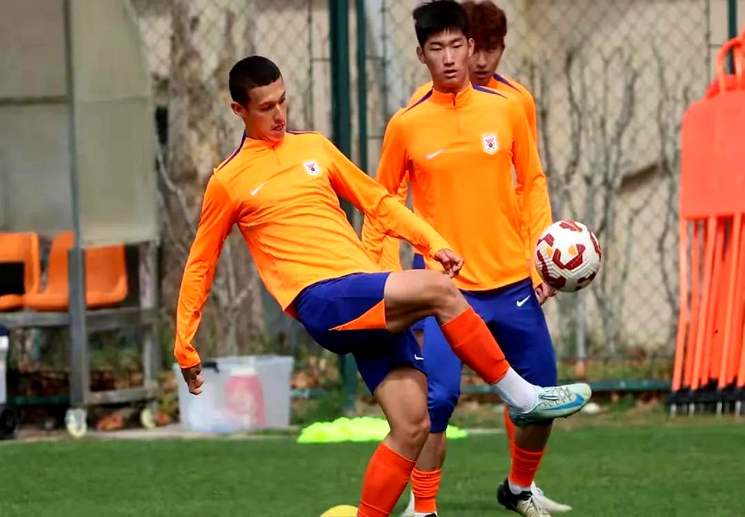 关于踢球比赛赛场上赛出风采，球员实力出众的信息