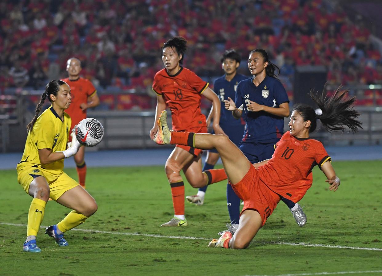 包含冠军捧杯激动人心，女足比赛精彩时刻留存的词条