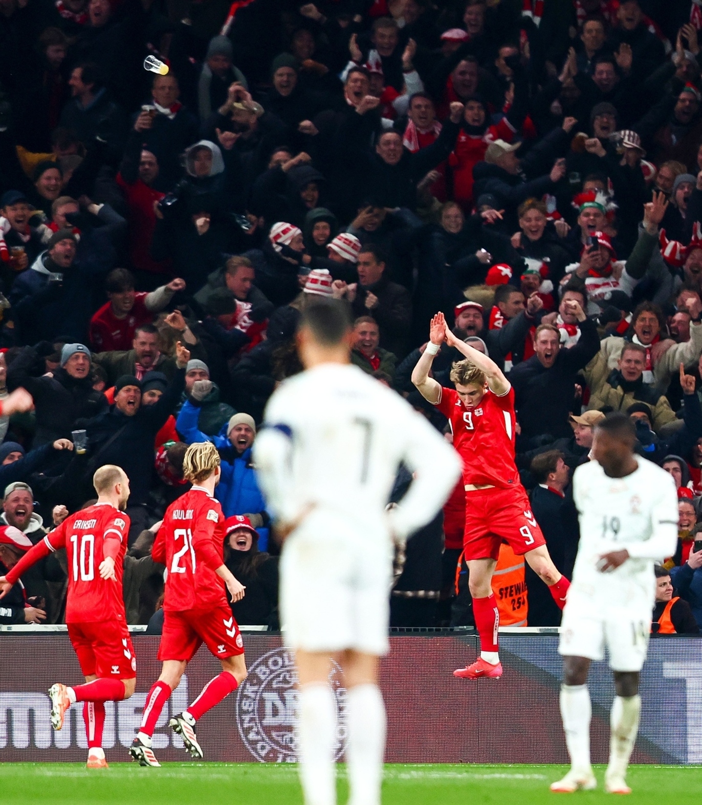 星空体育链接-狂热球迷为欧国联的激烈对抗加油助威的简单介绍