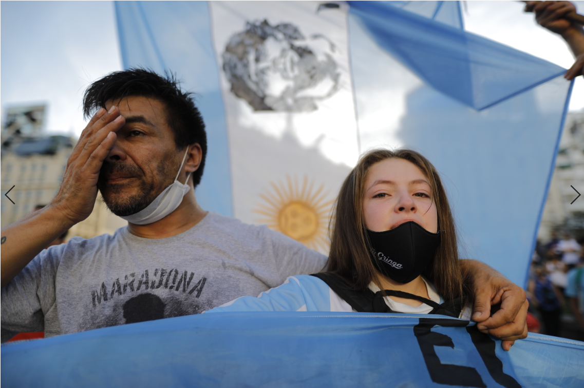 巴萨遭遇尴尬失败，球迷聚集抗议