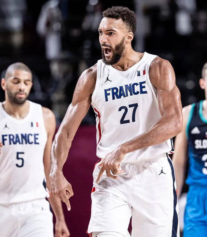 拉脱维亚举重冠军维克托利亚成功获得银牌 拉脱维亚举重冠军维克托利亚成功获得银牌