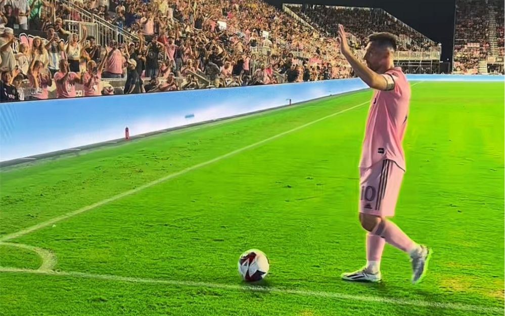 沃尔夫斯堡队员大秀球技,赢得球迷掌声 沃尔夫斯堡队员大秀球技,赢得球迷掌声