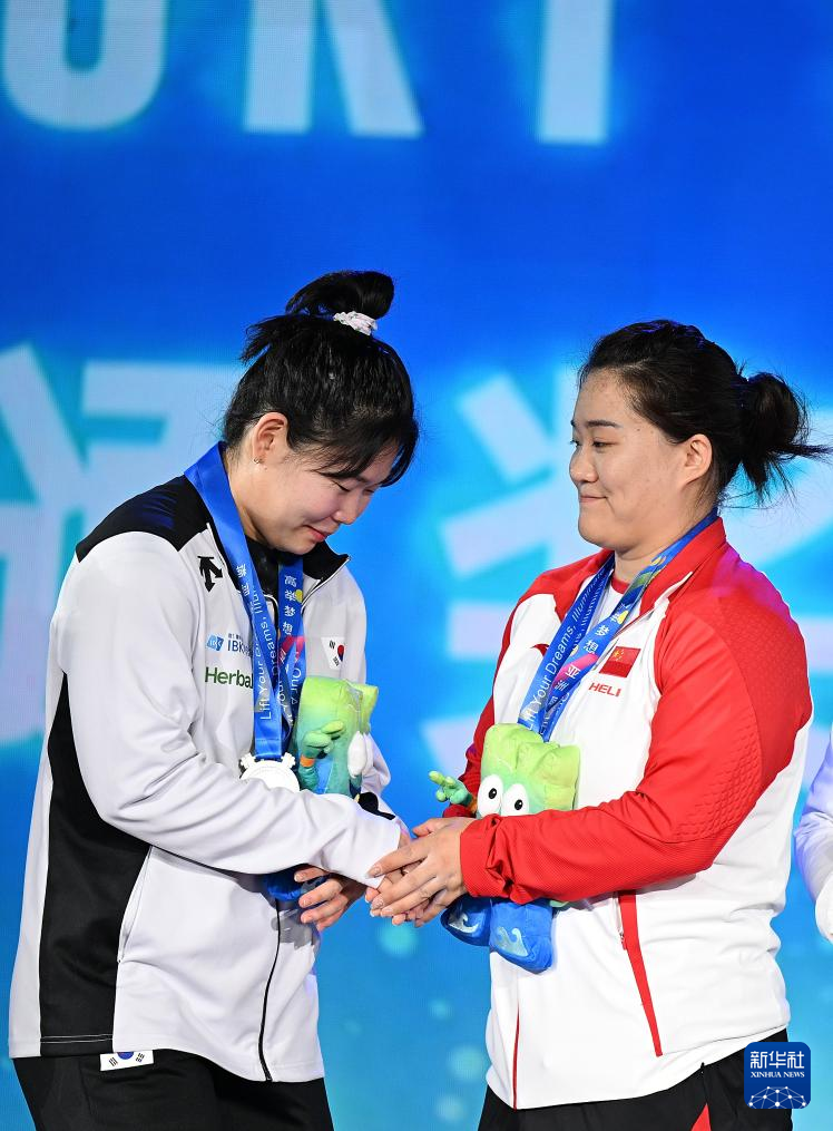 泰国女子举重选手力战群雄,勇夺桂冠! 泰国女子举重选手力战群雄,勇夺桂冠!