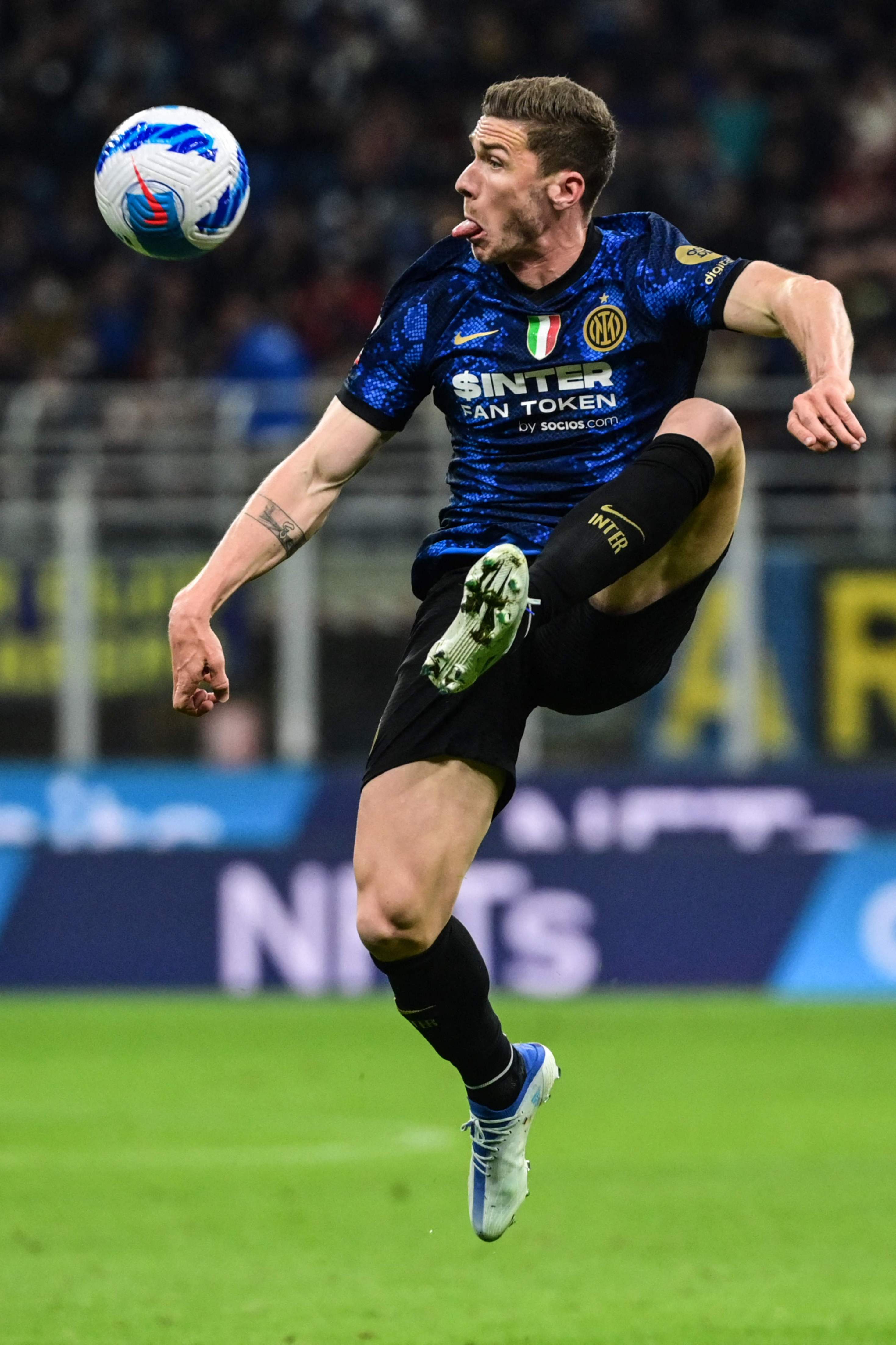 关于意大利足球赛场上球员们的精彩表现的信息