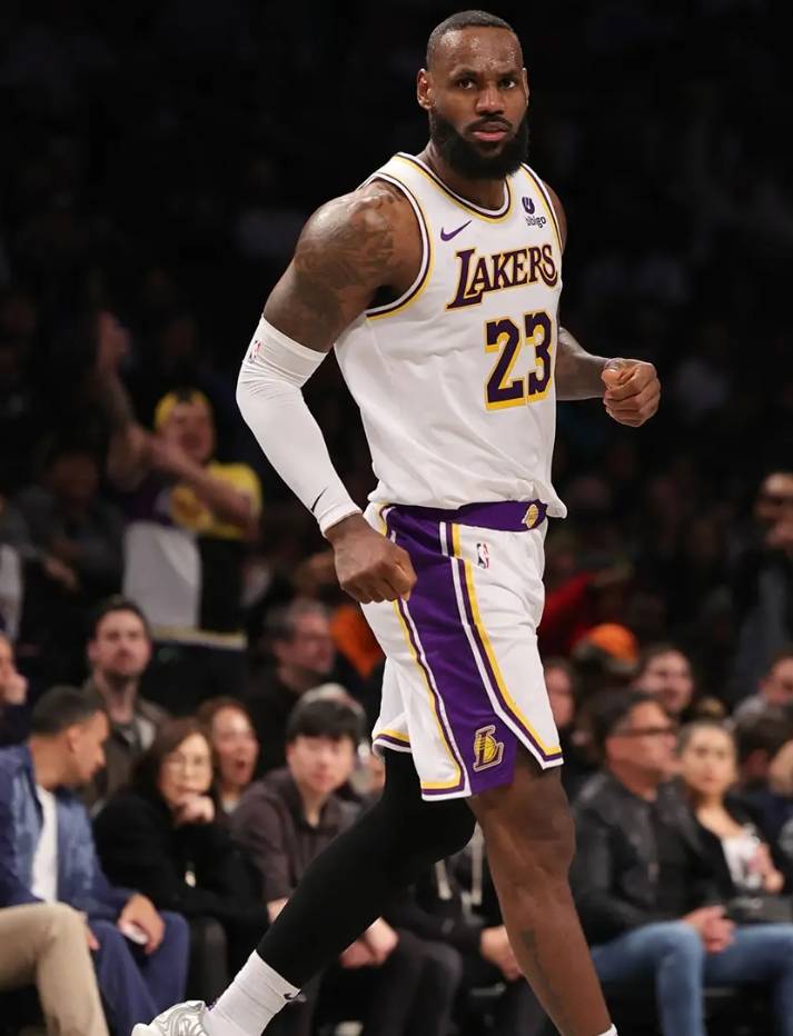 詹姆斯披荆斩棘，骑士队坚持努力追梦