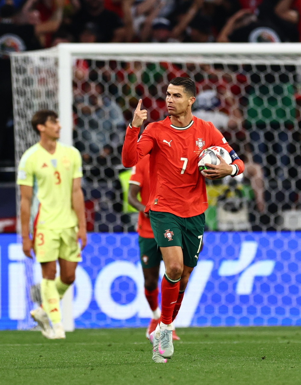 葡萄牙拳击选手勇夺冠军,展现魅力 葡萄牙拳击选手勇夺冠军,展现魅力